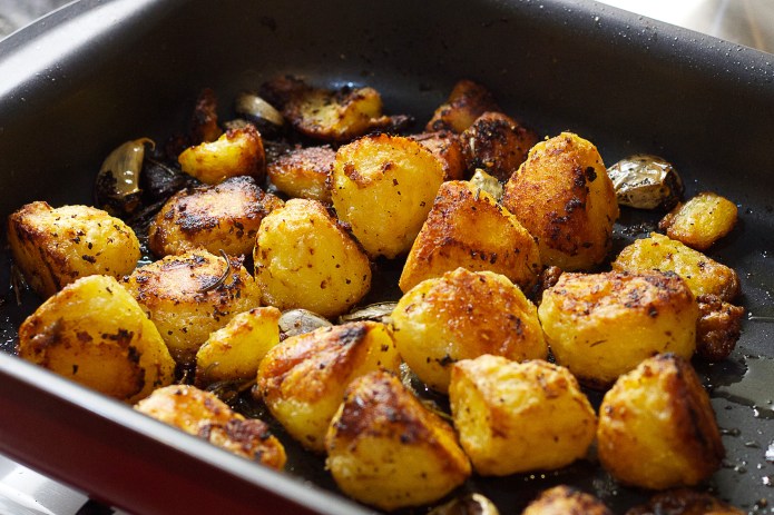 roast potatoes in pan